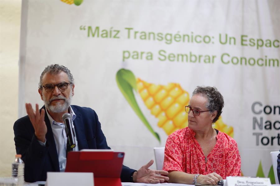 El vicepresidente del Consejo Nacional Agropecuario, José Cacho, y la doctora Francisca Acevedo participan durante un foro dedicado a "cultivar conocimiento y reflexión" sobre el maíz genéticamente modificado o transgénico, hoy, en Ciudad de México (México). EFE/ Sáshenka Gutiérrez
