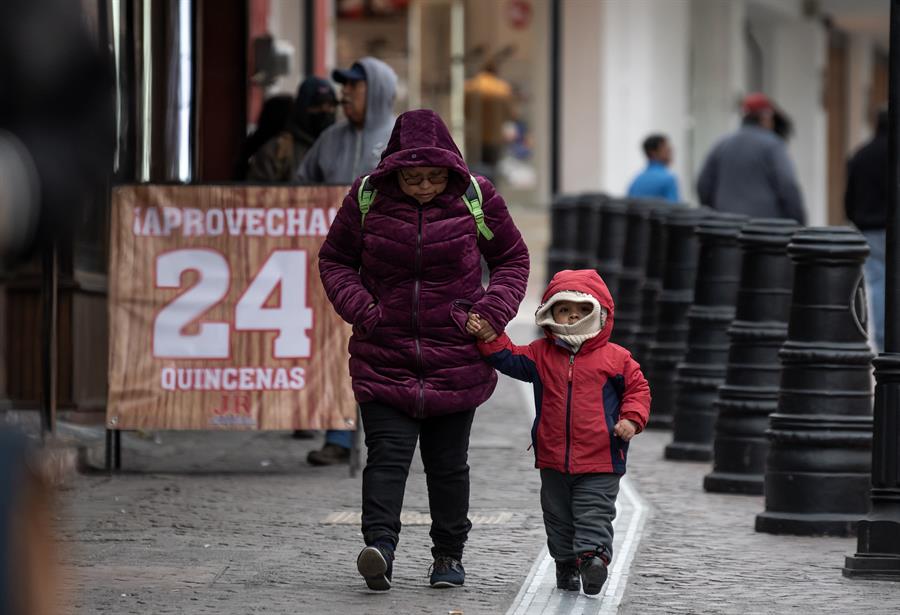 Personas transitan abrigadas debido al descenso de la temperatura hoy, en la ciudad de Saltillo, estado de Coahuila (México). EFE/Miguel Sierra.
