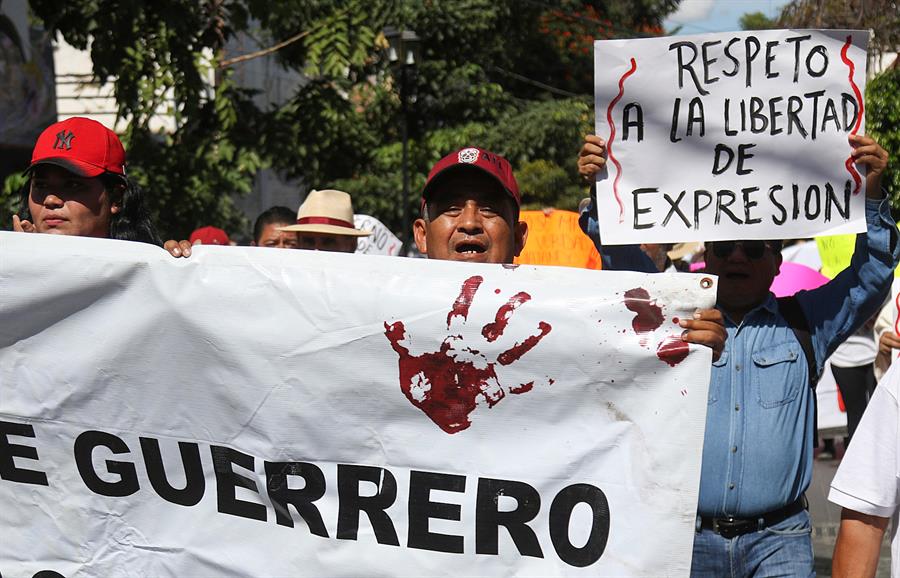 Trabajadores de medios de comunicación se manifiestan hoy, en las principales calles en el municipio de Chilpancingo, en el estado de Guerrero (México). EFE/José Luis de la Cruz
