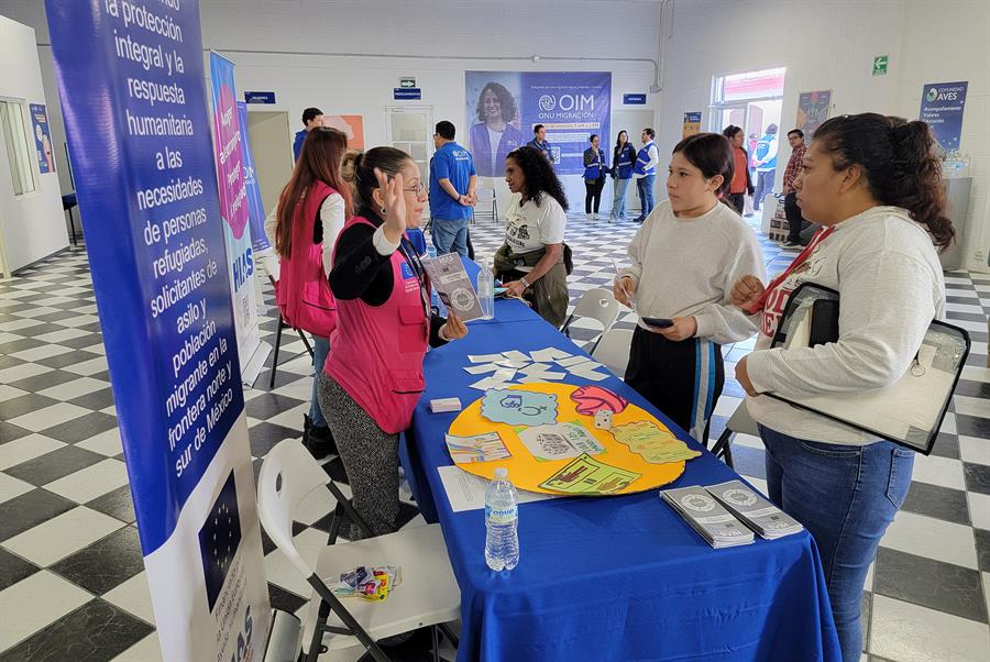 Migrantes asisten a la inauguración de un centro de multiservicios de la Organización de las Naciones Unidas (ONU), el 16 de noviembre de 2023, en ciudad Juárez, Chihuahua (México). EFE/Luis Torres