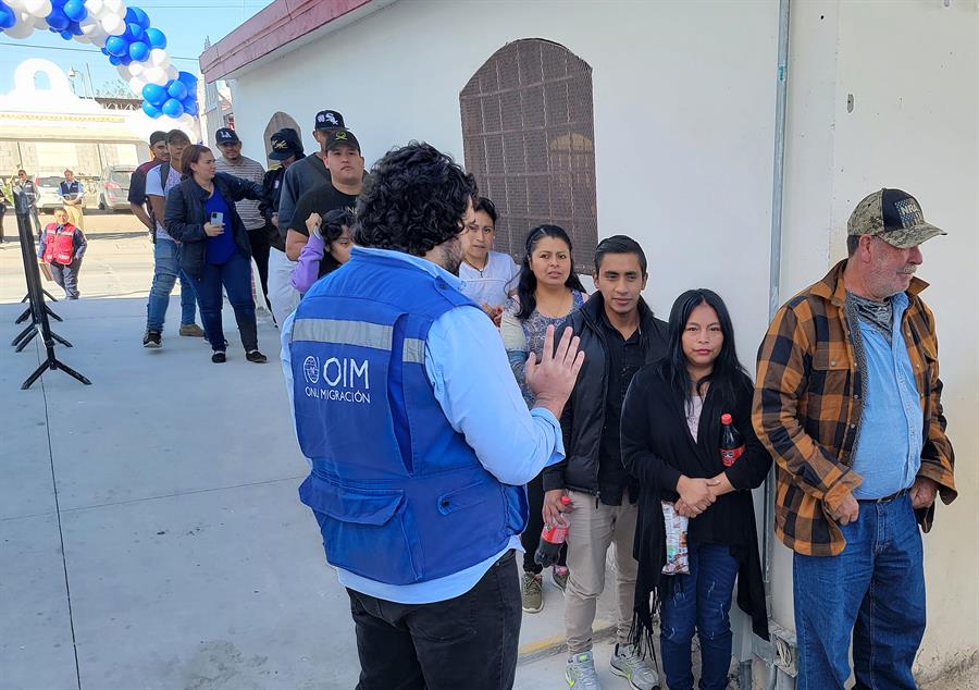Migrantes asisten a la inauguración de un centro de multiservicios de la Organización de las Naciones Unidas (ONU), el 16 de noviembre de 2023, en ciudad Juárez, Chihuahua (México). EFE/Luis Torres
|