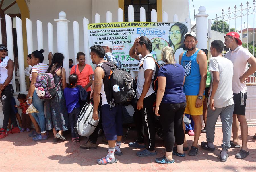 Un grupo de migrantes hace fila para recibir alimentos el 23 de noviembre de 2023, en Tapachula, estado de Chiapas (México). EFE/ Juan Manuel Blanco
