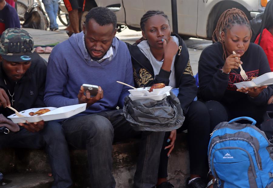 Migrantes reciben alimentos el 23 de noviembre de 2023, en Tapachula, estado de Chiapas (México). EFE/ Juan Manuel Blanco
