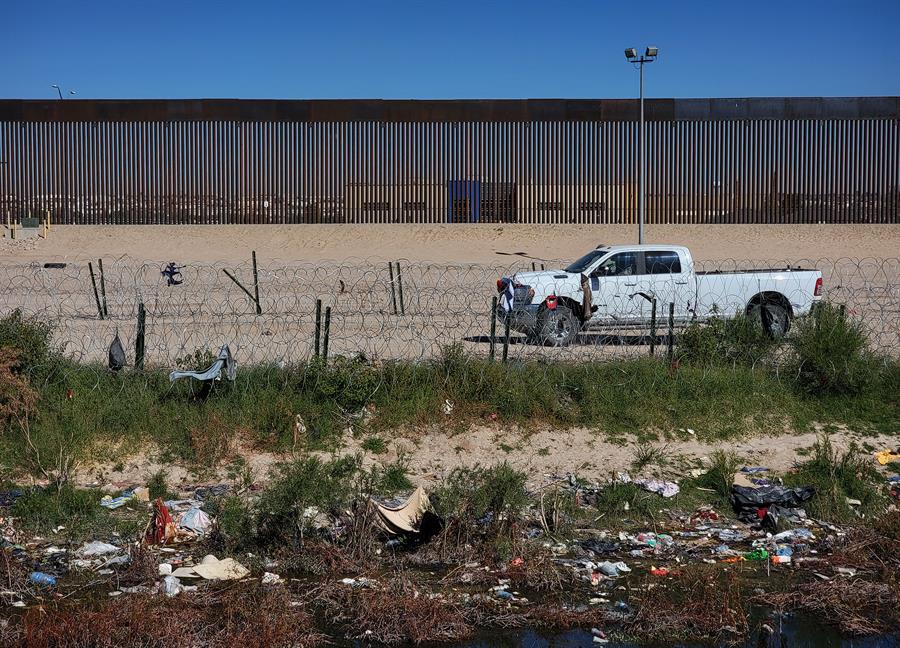 Personal de la Guardia Nacional de Estados Unidos vigila la frontera con México para evitar la instalación de campamentos migrantes, el 12 de noviembre de 2023, en Ciudad Juárez, Chihuahua (México). EFE/Luis Torres