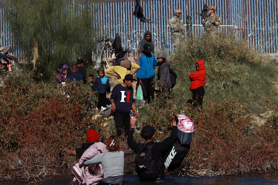 Migrantes permanecen cerca del muro que separa la frontera estadounidense en Ciudad Juárez, Chihuahua (México). EFE/ Luis Torres 