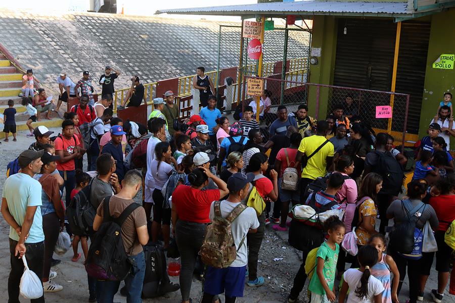 Personas hacen fila para adquirir productos en una tienda de autoservicio hoy, tras el paso del huracán Otis en el balneario de Acapulco, en el estado de Guerrero (México). EFE/David Guzmán
