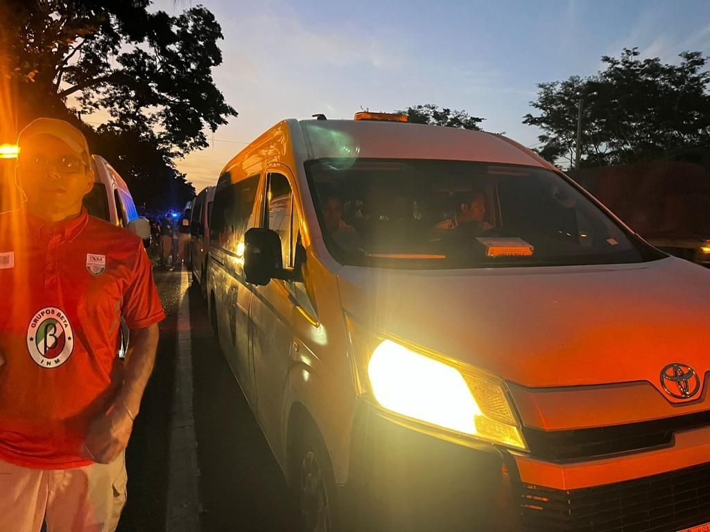 Migrantes que avanzan en caravana, bloquean hoy una autopista en el municipio de Huixtla en el estado de Chiapas (México). EFE/Juan Manuel Blanco