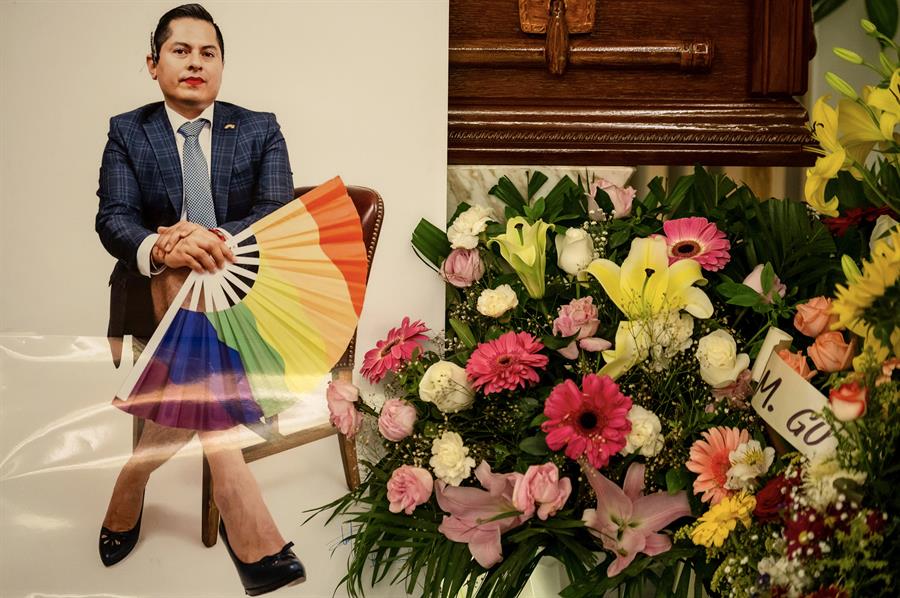 Familiares y amigos acuden al funeral del magistrade Jesús Ociel Baena Saucedo hoy, en la ciudad de Saltillo, Coahuila (México). EFE/Miguel Sierra
