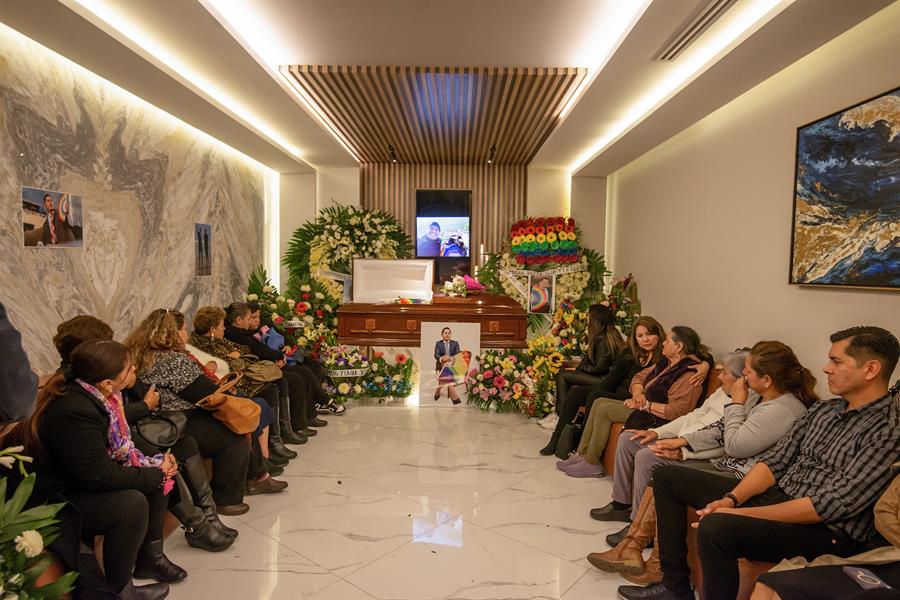 Familiares y amigos acuden al funeral del magistrade Jesús Ociel Baena Saucedo hoy, en la ciudad de Saltillo, Coahuila (México). EFE/Miguel Sierra
