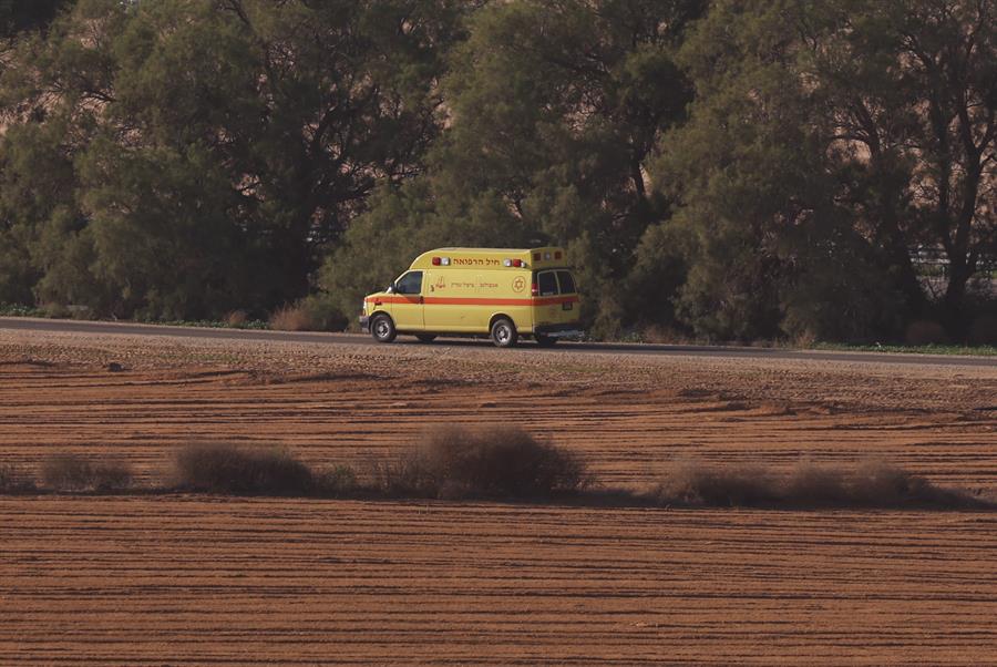 Una ambulancia con rehenes israelíes se dirige a cruce fronterizo de Kerem Shalom, después de su liberación por parte de Hamás conforme al acuerdo de alto el fuego alcanzado por ambas partes. EFE/ Atef Safadi