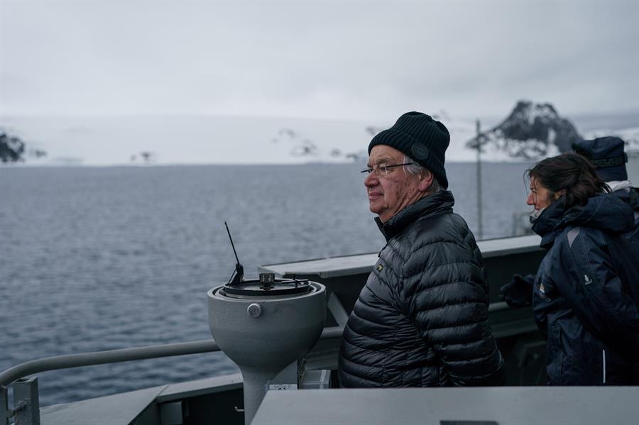 Fotografía cedida por la Presidencia de Chile que muestra al secretario general de las Naciones Unidas, Antonio Guterres, el 23 de noviembre de 2023, durante su visita a la Base O`Higgins, en la Antártida (Chile). EFE/ Presidencia de Chile