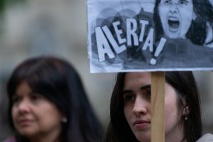 Integrantes de organizaciones feministas y ciudadanas en general se manifiestan para alertar contra la elevada cifra de feminicidios, en Montevideo (Uruguay). EFE/ Meri Parrado