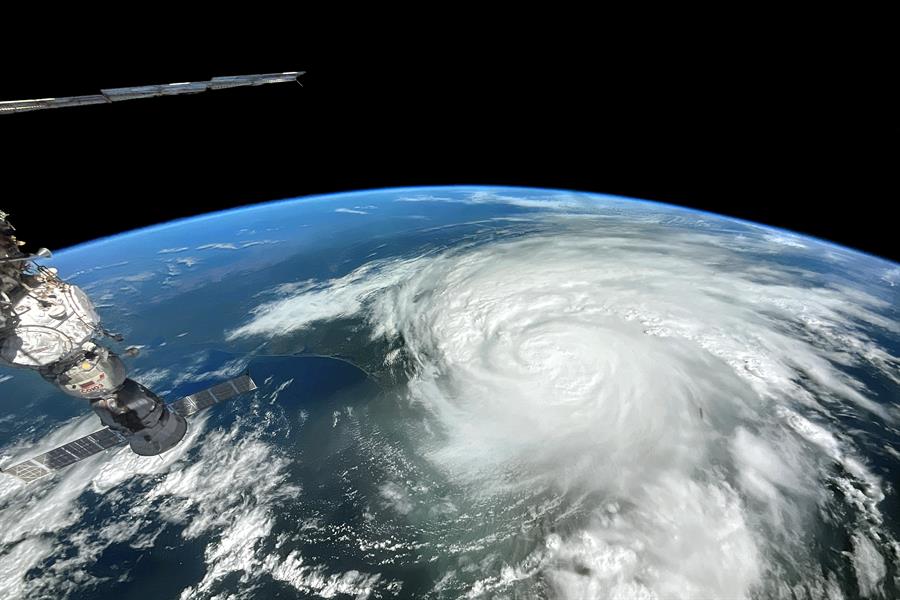 Fotografía del 30 de agosto de 2023 cedida por la NASA, tomada desde la Estación Espacial Internacional (EEI), donde se muestra una instantánea del huracán Idalia sobre el Golfo de México y Florida (EUA). EFE/ NASA