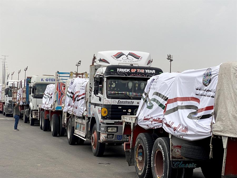 Vista de camiones con ayuda humanitaria que intentan pasar de Egipto a Gaza por el punto de Rafah, el 12 de noviembre de 2023. EFE/ Khaled Elfiqi