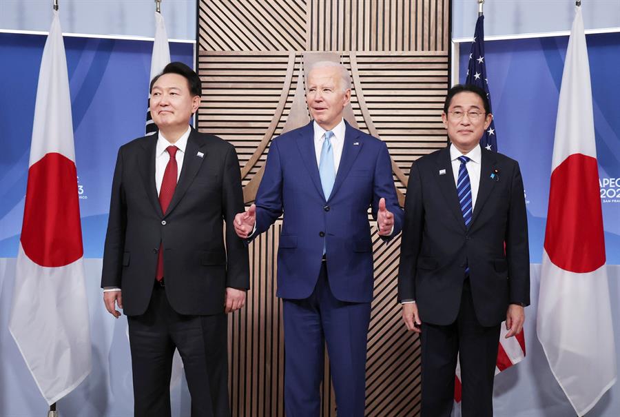 (De izquiedra a derecha) el presidente de Corea del Sur, Yoon Suk-yeol, su homólogo de EUA, Joe Biden, y el primer ministro japonés, Fumio Kishida. EFE/EPA/YONHAP SOUTH KOREA OUT