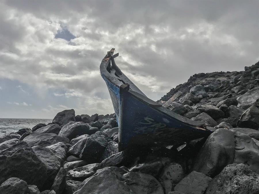 Imagen de archivo de los restos de una patera en una playa española. EFE/ Gelmert Finol