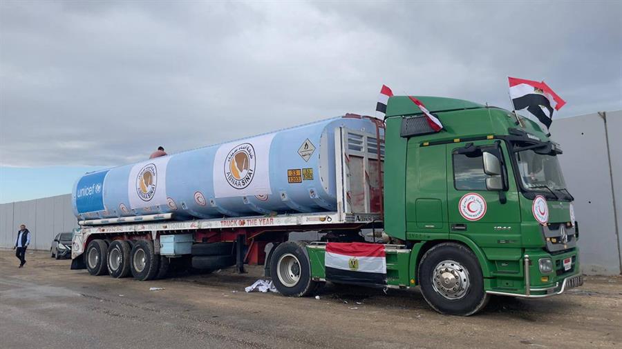 Un camión egipcio para entregar combustible a la Franja de Gaza espera en el cruce fronterizo de Rafah, en una fotografía del 15 de noviembre de 2023. EFE/EPA/STR