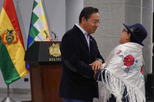 El presidente de Bolivia Luis Arce (i) saluda a la nueva canciller Celinda Sosa en casa grande hoy, en La Paz (Bolivia). EFE/Stringer