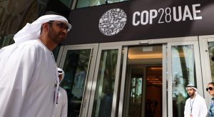 Sultan Ahmed Al Jaber (i), presidente designado de la COP28, Ministro de Industria y Tecnología Avanzada de los EAU, Enviado Especial para el Cambio Climático de los EAU y Director General y CEO del Grupo de la Compañía Nacional de Petróleo de Abu Dhabi (ADNOC), antes de la ceremonia de apertura de la Conferencia COP28 en Dubai, Emiratos Árabes Unidos, este jueves. EFE/ALI HAIDER