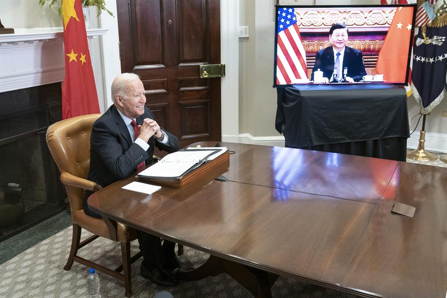 El presidente de EUA, Joe Biden, durante una reunión virtual con su homólogo de China, Xi Jinping, en una fotografía de archivo. EFE/Sarah Silbiger/Pool