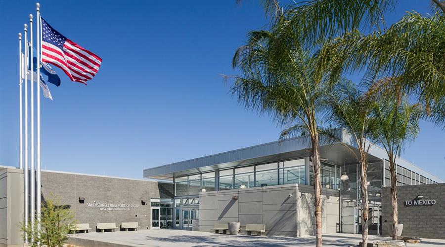 Fotografía divulgada por el director de Operaciones de la Oficina de Aduanas y Protección Fronteriza (CBP) de San Diego, Sidney Aki, donde se muestra la entrada del cruce Peatonal Oeste (PEDWEST) en el puerto de entrada de San Ysidro en San Diego, California. EFE/DFO San Diego