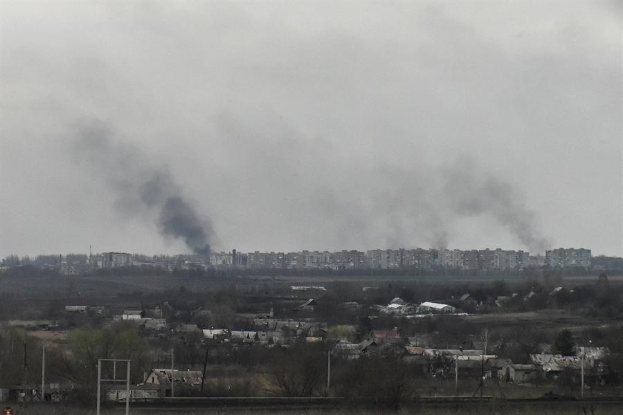 Foto de archivo del humo causado por los combates en la ciudad de Bajmut EFE/EPA/OLEG PETRASYUK