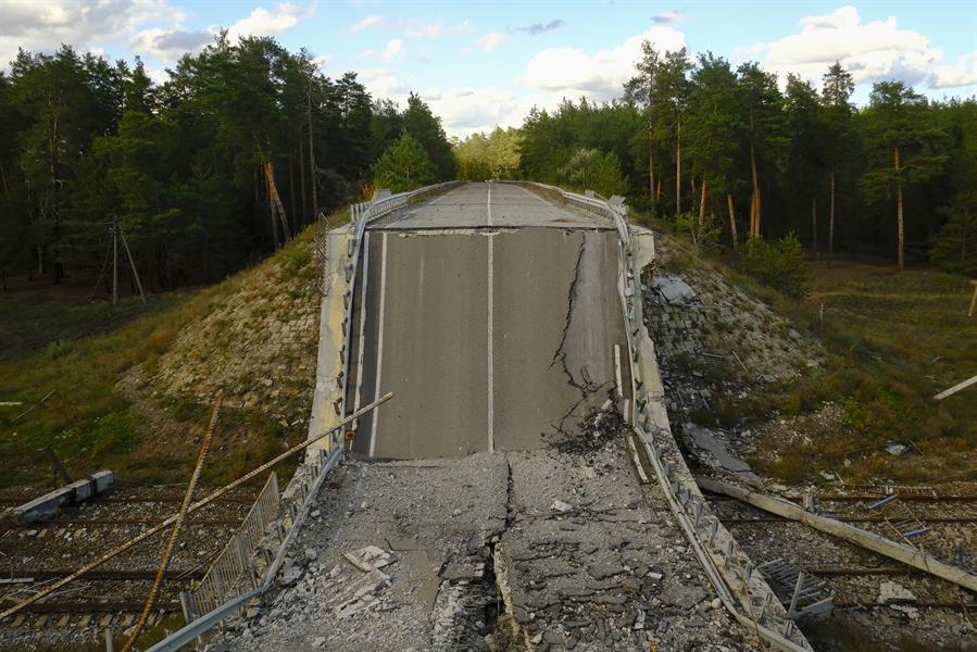 Imagen de archivo de una carretera dañada en la región de Donetsk. EFE/EPA/GEORGE IVANCHENKO