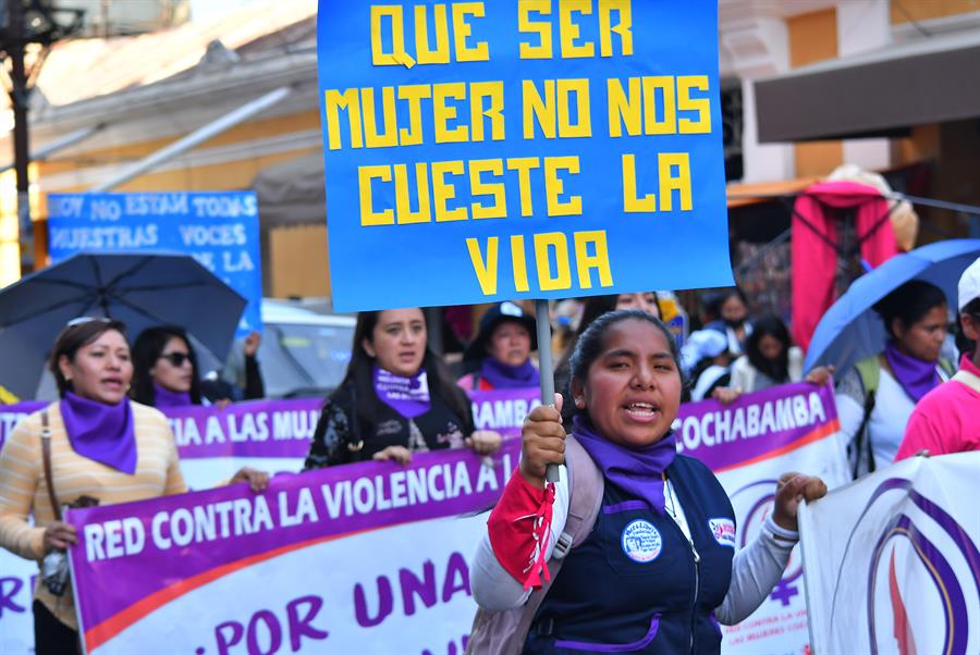 Activistas protestan pidiendo un alto a la violencia machista, en una fotografía de archivo. EFE/Jorge Abrego