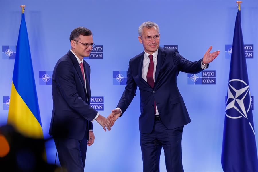 El ministro de Exteriores de Ucrania, Dmytro Kuleba (I), y el secretario general de la OTAN, Jens Stoltenberg (D), este miércoles en Bruselas. EFE/EPA/OLIVIER MATTHYS