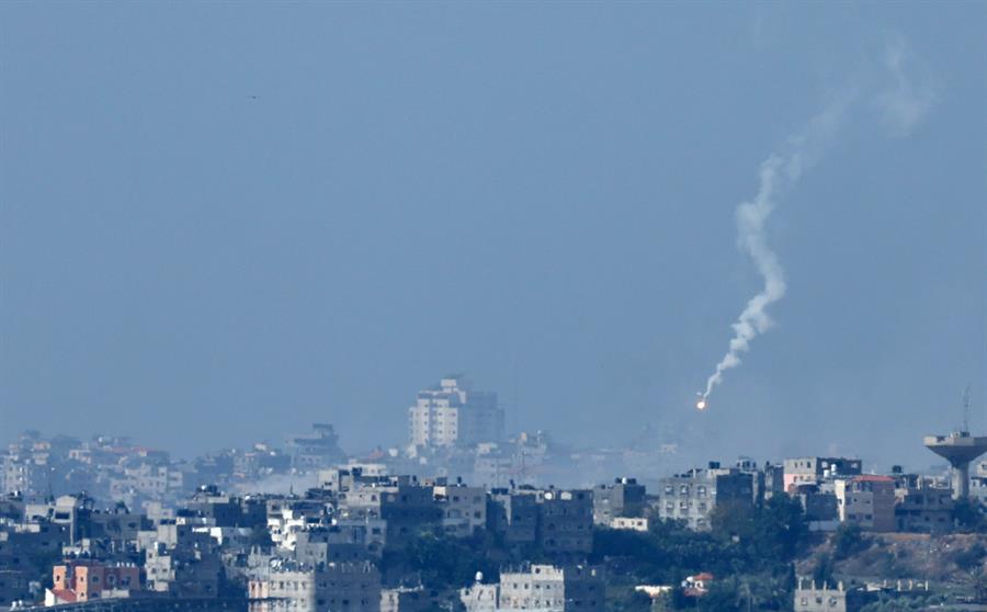 Bombardeo sobre una localidad del norte de Gaza. EFE/EPA/ATEF SAFADI