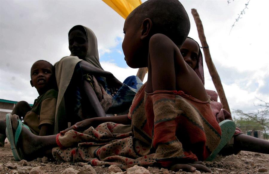 Una niña desnutrida aguarda la llegada de comida junto al resto de su familia en un centro de alimentación de Elwak, unos 1,500 kilómetros al norte de Nairobi (Kenia). EFE/Stephen Morrison