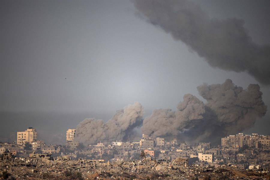 El humo se eleva en la parte norte de la Franja de Gaza, vista desde Sderot, sur de Israel, tras un ataque israelí, el 23 de noviembre de 2023. EFE/EPA/CHRISTOPHE PETIT TESSON