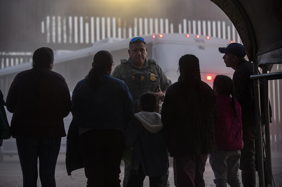 Autoridades procesan a migrantes irregulares que ingresaron a EUA, en una fotografía de archivo. EFE/ Etinne Laurent