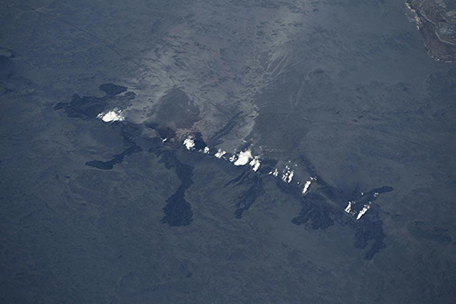 En la imagen de archivo, vista aérea de unas nubes de humo y vapor saliendo de una fisura en una zona cubierta por lava al norte del glacial Vatnajokull en Islandia. EFE/Golli