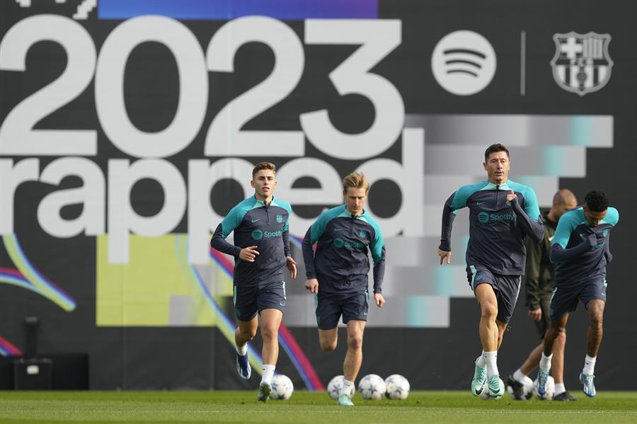 Los jugadores del FC Barcelona Fermín López (i), Frenkie de Jong (2i), y Robert Lewandowski (2d), durante el entrenamiento que el equipo azulgrana ha realizado en la ciudad deportiva Joan Gamper para preparar el partido de Liga de Campeones que disputará ante el Oporto en el estadio olímpico Lluis Companys. EFE/Alejandro García