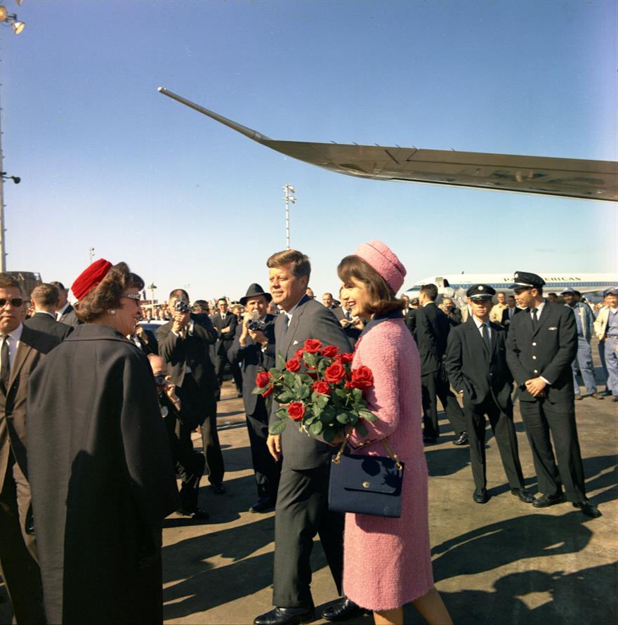 Fotografía cedida hoy por la Biblioteca y Museo Presidencial de John F. Kennedy donde aparece el presidente Kennedy y su esposa, la primera dama Jacqueline B. Kennedy, a su llegada el 22 de noviembre de 1963 al aeropuerto local de Love Field en Dallas, Texas (EUA). EFE/Biblioteca y Museo Presidencial de John F. Kennedy /Cecil Stoughton