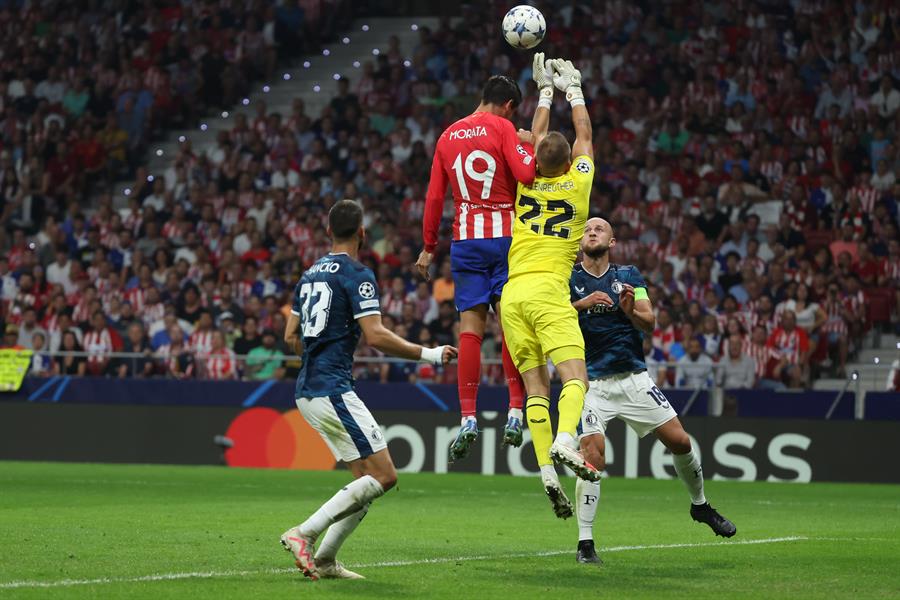 Morata salta ante Timon Wellenreuther, en el Atlético-Feyenoord del pasado 4 de octubre. EFE / Kiko Huesca.