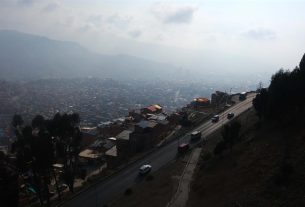 Fotografía aérea que muestra una capa de humo sobre la ciudad a causa de incendios, hoy, en La Paz (Bolivia). EFE/Luis Gandarillas