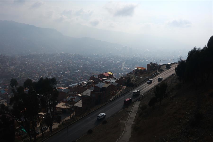 Fotografía aérea que muestra una capa de humo sobre la ciudad a causa de incendios, hoy, en La Paz (Bolivia). EFE/Luis Gandarillas