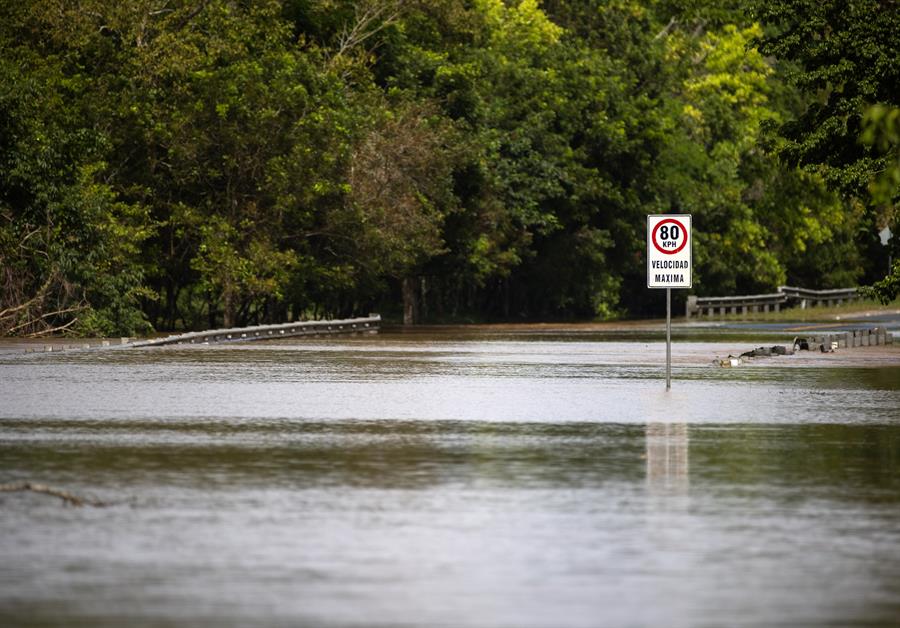 Fotografía de una inundación en la autopista del Nordeste, que une Santo Domingo con Samaná, en Pueblo Nuevo (República Dominicana). EFE/Orlando Barría