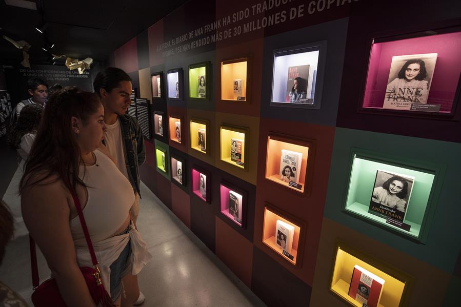 Visitantes observan la exposición "Ana Frank, notas de esperanza", en el Museo Memoria y Tolerancia, el 16 de junio de 2023, en la Ciudad de México. (México). EFE/Isaac Esquivel