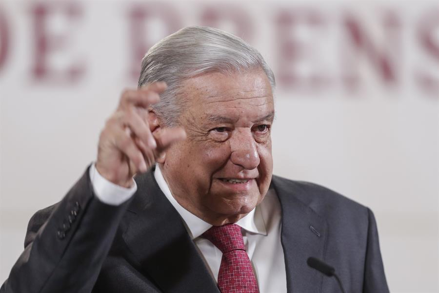 El presidente de México, Andrés Manuel López Obrador habla, durante la conferencia matutina en el Palacio Nacional, hoy en Ciudad de México. (México). EFE/ Isaac Esquivel