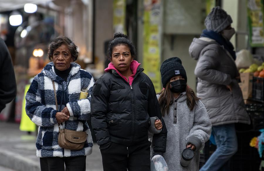 Personas transitan abrigadas debido al descenso de la temperatura hoy, en la ciudad de Saltillo, estado de Coahuila (México). EFE/Miguel Sierra