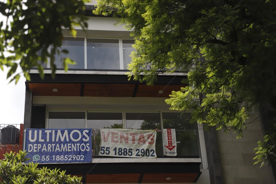 Fotografía de archivo que muestra anuncios de ventas de departamentos y propiedades por inmobiliarias, en Ciudad de México (México). EFE/ Isaac Esquivel