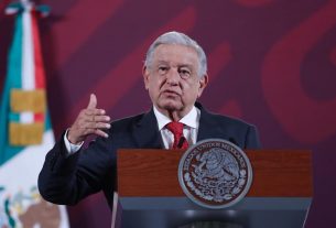 El presidente de México, Andrés Manuel López Obrador, habla durante su rueda de prensa matutina hoy, en el Palacio Nacional de la Ciudad de México (México). EFE/ Sáshenka Gutiérrez