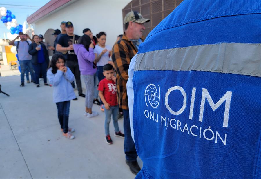 Migrantes asisten a la inauguración de un centro de multiservicios de la Organización de las Naciones Unidas (ONU), el 16 de noviembre de 2023, en ciudad Juárez, Chihuahua (México). EFE/Luis Torres