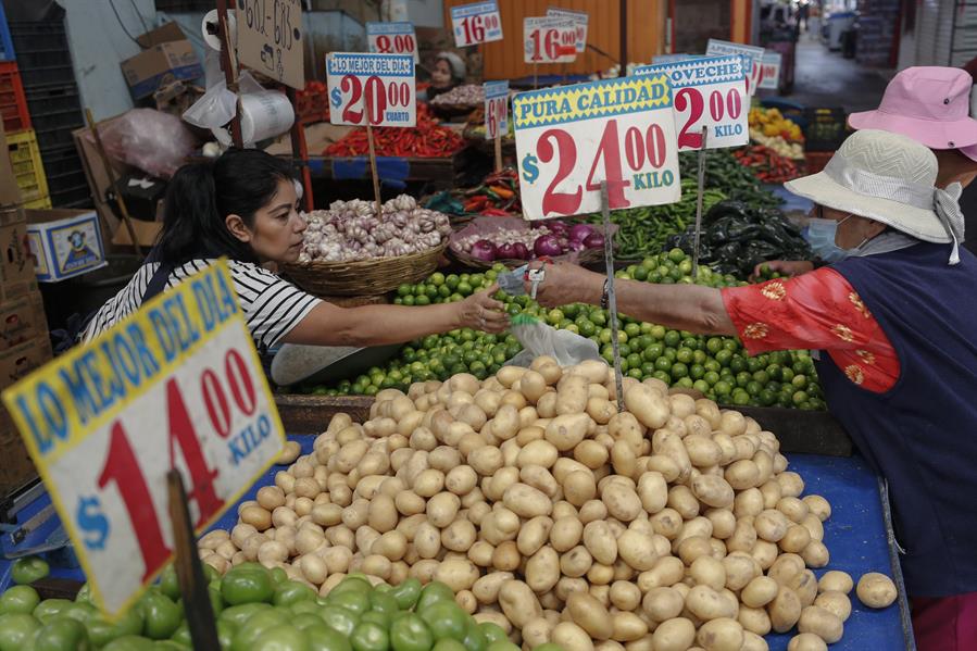 Comerciantes ofrecen sus productos en el Mercado de Jamaica, en la Ciudad de México (México). Imagen de archivo. EFE/ Isaac Esquivel
