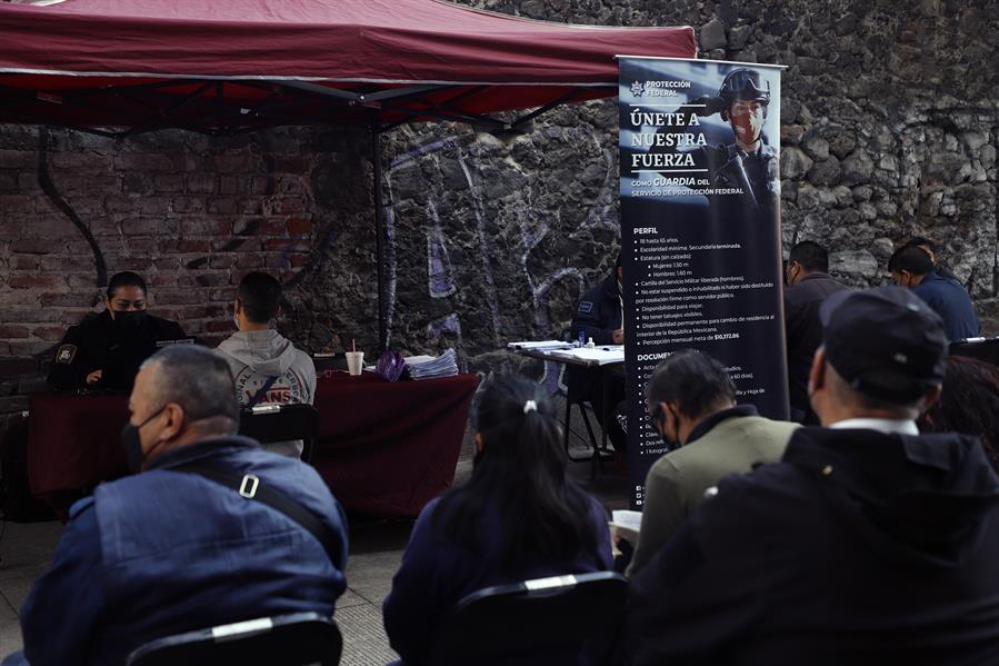 Fotografía de archivo fechada el 23 de enero de 2023 de personas en un modulo de empleo para el Servicio de Protección Federal, de la Secretaría de Seguridad y Protección Ciudadana en la Ciudad de México (México). EFE/Isaac Esquivel