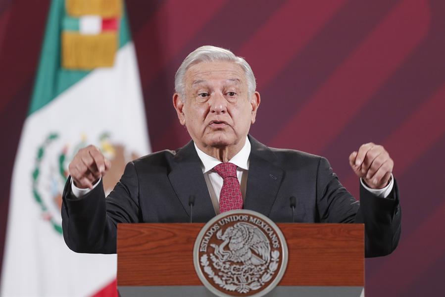 El presidente de México, Andrés Manuel López Obrador, habla durante su rueda de prensa matutina hoy, en el Palacio Nacional, en Ciudad de México. (México). EFE/ Isaac Esquivel