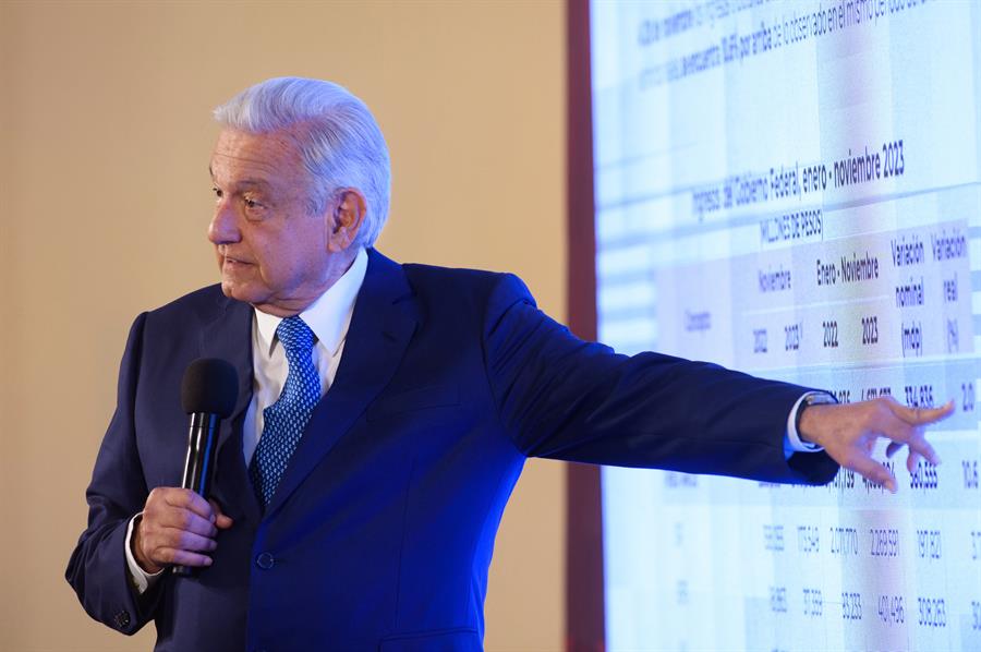 Fotografía cedida por la Presidencia de México del mandatario mexicano, Andrés Manuel López Obrador, durante una rueda prensa en el Palacio Nacional, en Ciudad de México (México). EFE/ Presidencia De México